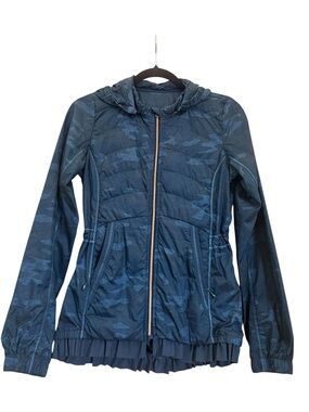Lululemon Spring Fling Puffy Windbreaker in Lotus Camo Oil Slick Blue, Sz 4